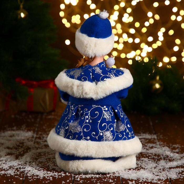 Снегурочка "В синей шубке с сердечком" двигается, 30 см - фото 1892618021