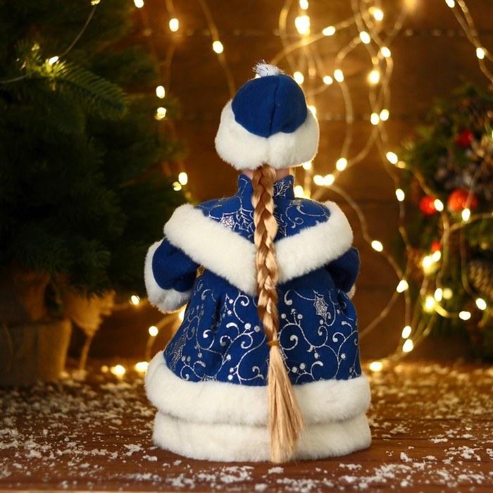 Снегурочка "В синей шубке с сердечком" двигается, 30 см - фото 1892618024