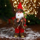 Дед Мороз "В свитере и шубке с коричневым мехом" двигается, лампа светится, 15х30 см - фото 9411130