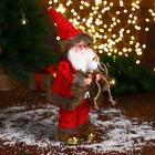 Дед Мороз "В свитере и шубке с коричневым мехом" двигается, лампа светится, 15х30 см - Фото 2