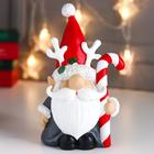 Сувенир полистоун "Дед Мороз в колпаке с рогами оленя, с конфетой" 21,5х10х13,5 см - фото 9412892