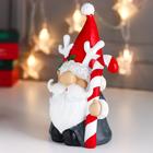 Сувенир полистоун "Дед Мороз в колпаке с рогами оленя, с конфетой" 21,5х10х13,5 см - фото 30995081