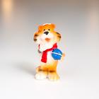 Сувенир полистоун "Тигруша в шарфик с подарком" МИКС 5х2,5х2,5 см - фото 30897880
