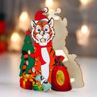 Сувенир дерево световой "Тигр в новогоднем колпаке у ёлочки" МИКС 12х3,2х12,5 см - фото 6478720