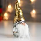 Сувенир полистоун "Дедушка Мороз в золотом колпаке, с подарком" 14,5х7х8,5 см - фото 21377667