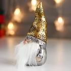 Сувенир полистоун "Дедушка Мороз в золотом колпаке, с подарком" 14,5х7х8,5 см - фото 21377668