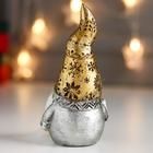 Сувенир полистоун "Дедушка Мороз в золотом колпаке, с подарком" 14,5х7х8,5 см - фото 21377669