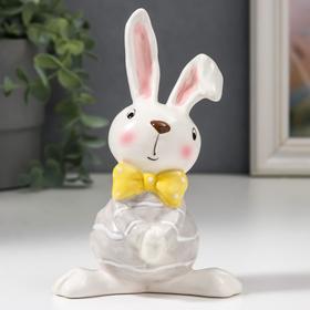 Фигурка керамика «Стеснительный зайчик в серой кофточке, с жёлтым бантом», 14.3×6.6×9.8 см  (артикул 6532683)  большой выбор товаров оптом и в розницу по низким ценам с доставкой