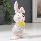 Сувенир керамика "Стеснительный зайчик в серой кофточке, с жёлтым бантом" 14,3х6,6х9,8 см  (артикул 6532683)  большой выбор товаров оптом и в розницу по низким ценам с доставкой