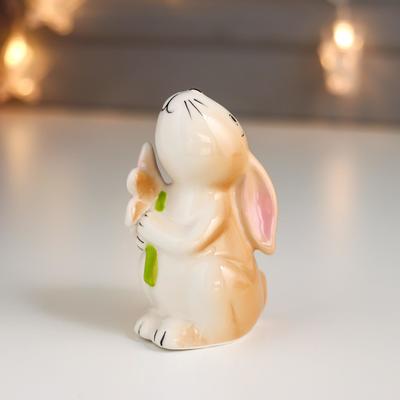Фигурка керамика «Зайчик с ромашкой», 9.2×5.7×6.2 см