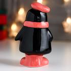 Сувенир керамика "Пингвинчик в розовом берете и шарфе, с зимней веточкой" 13,6х6,8х8,1 см - фото 21377693