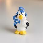 Сувенир керамика "Пингвин, в вязаной полосатой синей шапке и шарфе, со снежком" 8х4,5х5,5 см - фото 318670418