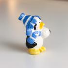 Сувенир керамика "Пингвин, в вязаной полосатой синей шапке и шарфе, со снежком" 8х4,5х5,5 см - Фото 2