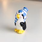 Сувенир керамика "Пингвин, в вязаной полосатой синей шапке и шарфе, со снежком" 8х4,5х5,5 см - Фото 3