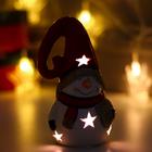 Сувенир керамика свет "Снеговик, красный шарф и колпак, золотое сердце" 13,5х7,5х7,5 см - Фото 2