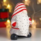 Сувенир керамика "Дед Мороз, серый кафтан, полосатый колпак, с колокольчиком" 15х11х9,5 см - фото 21378254