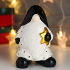 Сувенир керамика "Дед Мороз, кафтан в горох, чёрный колпак, золотая звезда" 15х11х9,5 см - фото 9413947