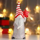 Сувенир керамика "Дед Мороз, серый кафтан, полосатый колпак, со звёздочкой" 16,5х6х6,5 см - фото 318670474