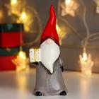 Сувенир керамика "Дед Мороз, серый кафтан, красный колпак, с подарком" 16,5х6х6,5 см - фото 1431315
