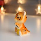 Фигурка керамика «Рыжий тигрёнок с монетками», 8×6.4×5 см - фото 41428951