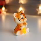 Фигурка керамика «Рыжий тигрёнок с монетками», 8×6.4×5 см - фото 41428952