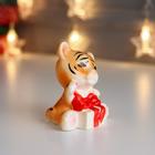 Сувенир керамика "Рыжий тигрёнок с подарочком" 8х6,3х5,5 см - фото 24115666