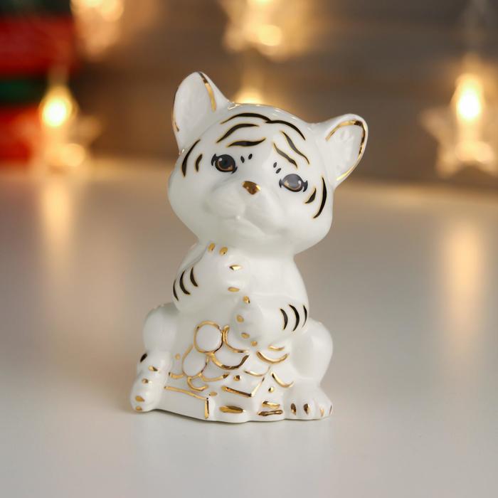 Сувенир керамика "Белый тигрёнок с золотыми монетками" с золотом 9,8х6х6,1 см - Фото 1