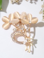 Брошь «Трилистники», цвет белый в золоте 7091610