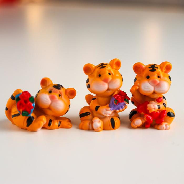 Сувенир полистоун "Маленький тигр с цветами" МИКС 4х3х3 см - Фото 1
