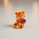 Сувенир полистоун "Маленький тигр с цветами" МИКС 4х3х3 см - фото 6482449
