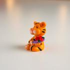 Сувенир полистоун "Маленький тигр с цветами" МИКС 4х3х3 см - фото 6482450