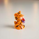 Сувенир полистоун "Маленький тигр с цветами" МИКС 4х3х3 см - фото 6482451
