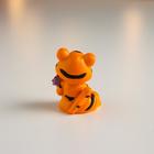 Сувенир полистоун "Маленький тигр с цветами" МИКС 4х3х3 см - фото 6482452