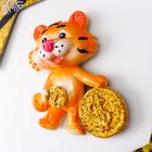 Магнит полистоун "Тигруша с золотыми монетками" МИКС 6х5 см - фото 6482504