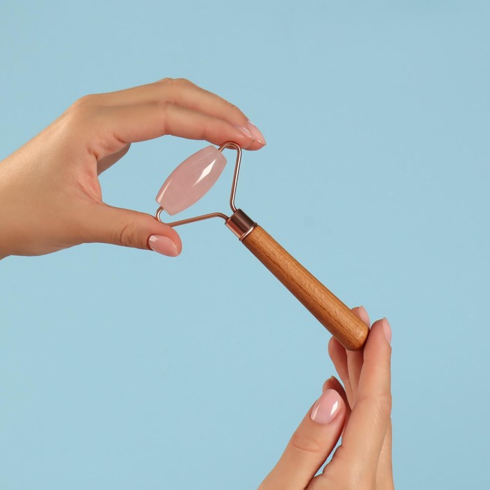 Массажёр для лица и зоны декольте, акриловый и деревянный 13 × 5,5 см, цвет бежевый 24505