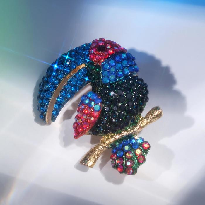 Брошь «Птица» тукан, цвет красно-синий в золоте - Фото 1