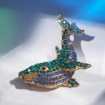 Брошь «Кит», цвет сине-зелёный в золоте