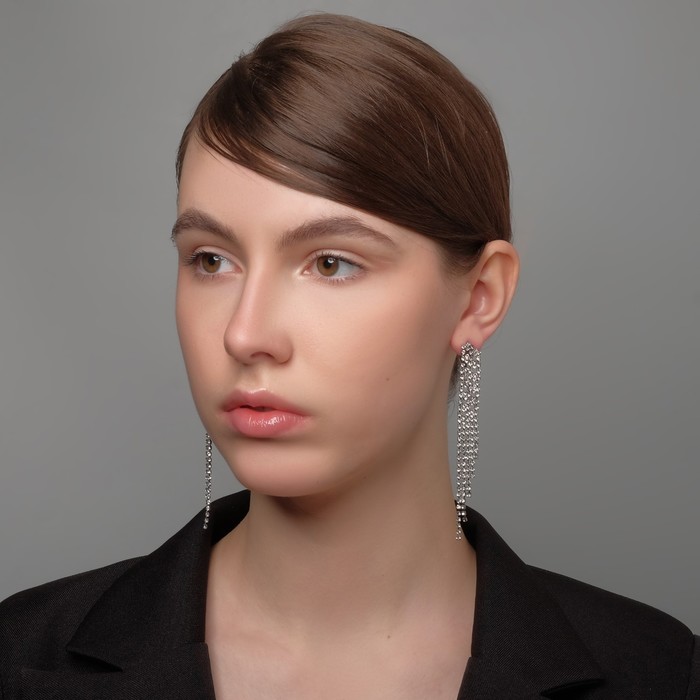 Серьги висячие со стразами «Голливуд», объёмные кристаллы, белые в сером металле, 9.5 см