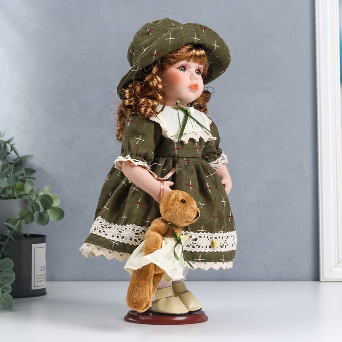 Кукла коллекционная керамика "Леночка в оливковом платье и шляпке, с мишкой" 30 см 51479