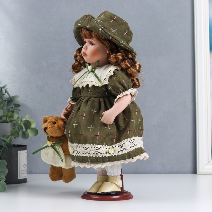 Кукла коллекционная керамика "Леночка в оливковом платье и шляпке, с мишкой" 30 см 51479