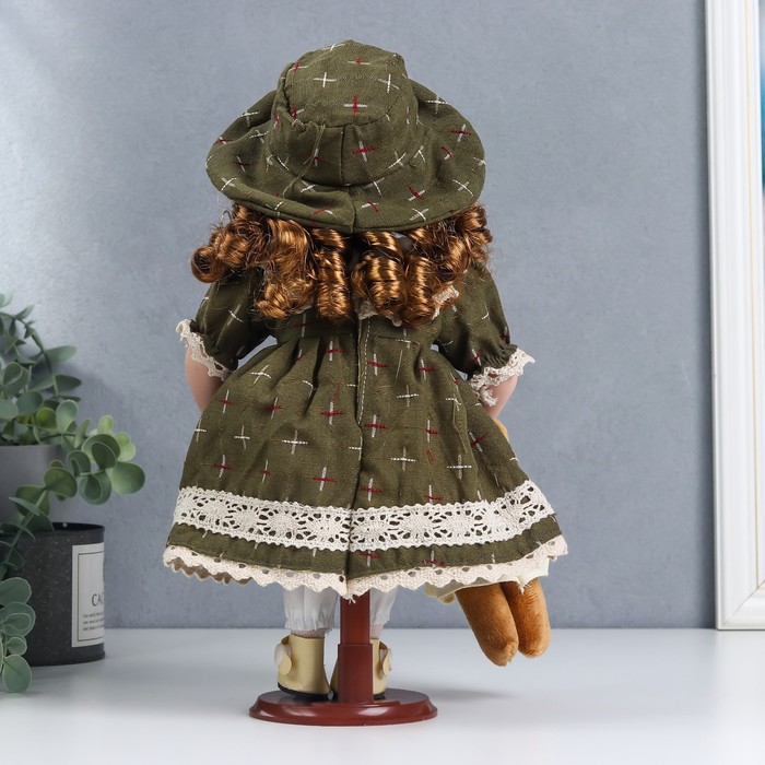 Кукла коллекционная керамика "Леночка в оливковом платье и шляпке, с мишкой" 30 см 51479
