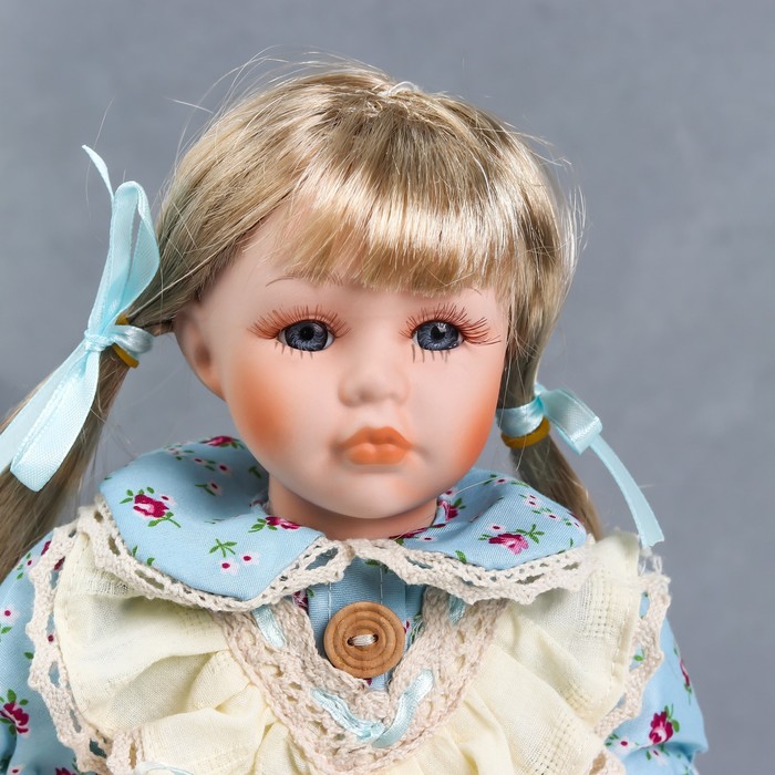 Кукла коллекционная керамика "Света в бежево-голубом платье с цветами, с мишкой" 30 см 51488