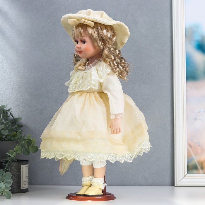 Кукла коллекционная керамика "Таечка в сливочном платье с кружевом, с сумкой" 40 см 51492