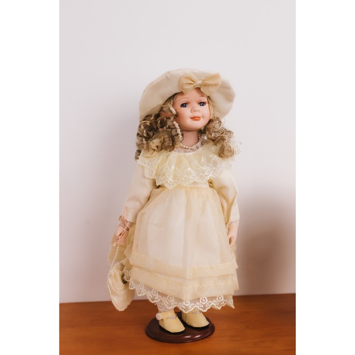 Кукла коллекционная керамика "Таечка в сливочном платье с кружевом, с сумкой" 40 см 51492