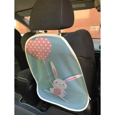 Защитная накидка на спинку сиденья автомобиля «Влюбленный кролик с шариком»