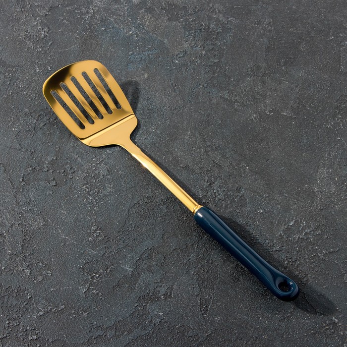 Лопатка из нержавеющей стали с отверстиями Base, длина 36,5 см, цвет ручки синий, цвет металла золотой