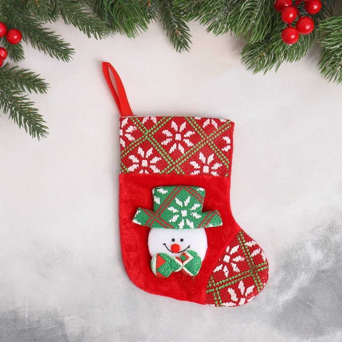 Носок для подарков " Снеговик в зелёной шляпке" 13х17 см, красный - Фото 1