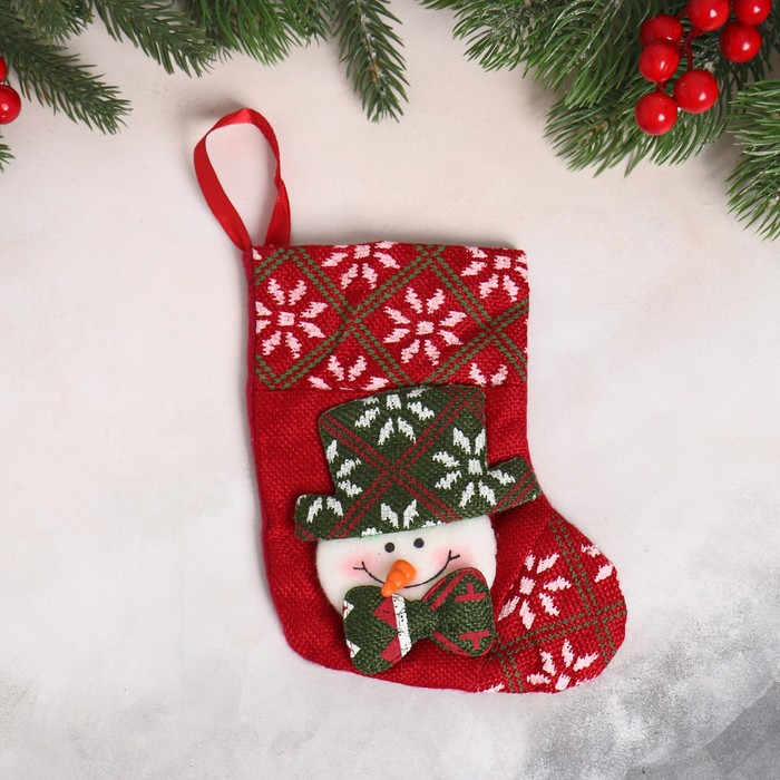 Мягкая подвеска "Носок - Снеговик в зелёной шляпке" 13х17 см, бордовый - Фото 1