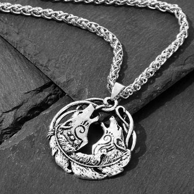 Кулон-оберег «Волки» воют на луну, цвет чернёное серебро, 59 см