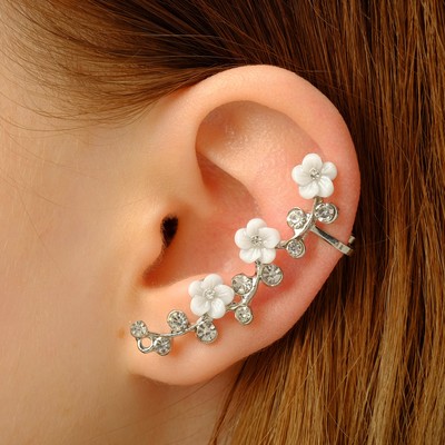 Серьга кафф «Ромашки со стразами», L=5 см, цвет белая в серебре